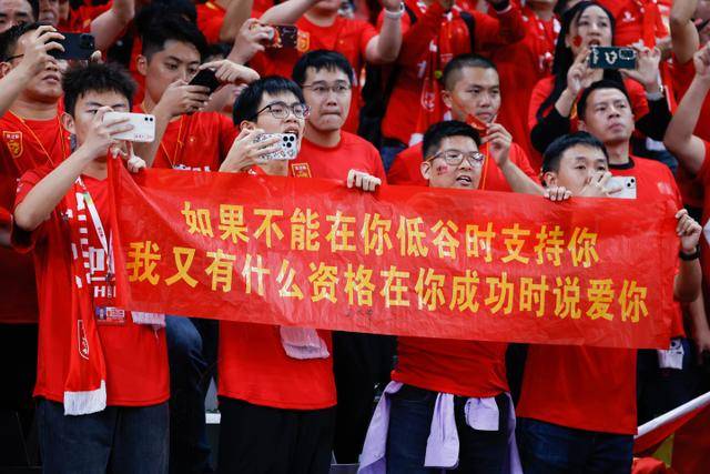 今年大闸蟹价格大幅波动，普通蟹降价而精品蟹依然坚挺